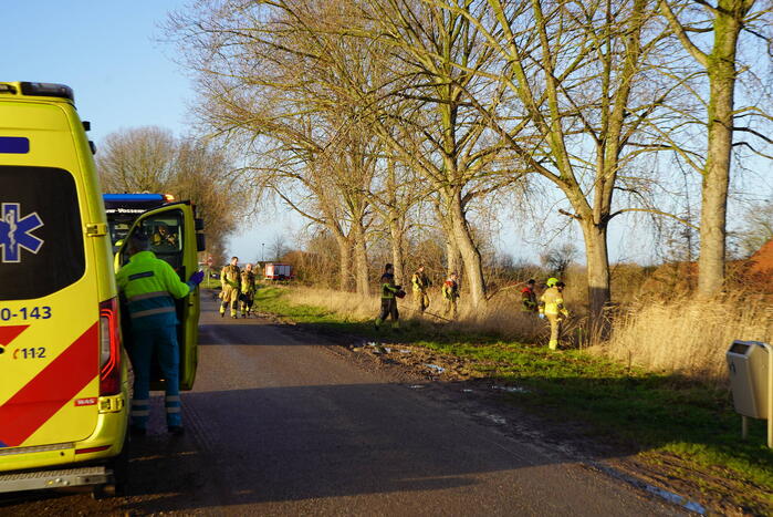 Twee man met auto de sloot in