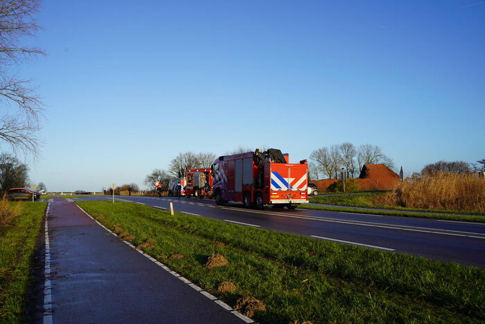 Twee man met auto de sloot in