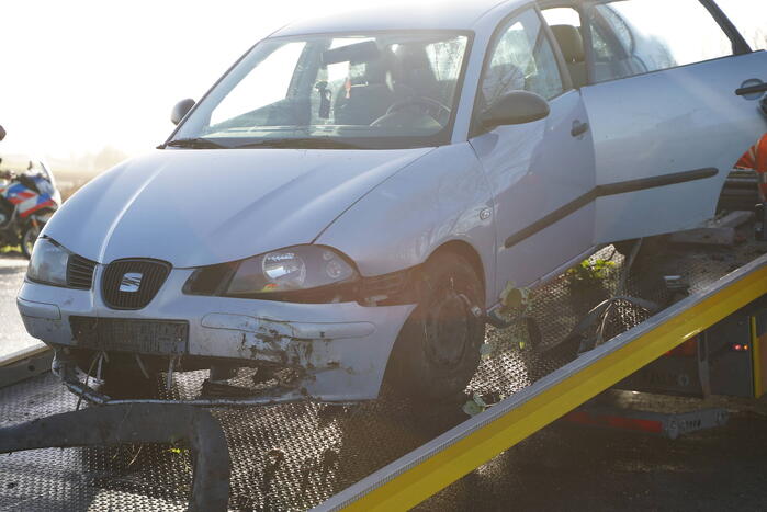 Twee man met auto de sloot in