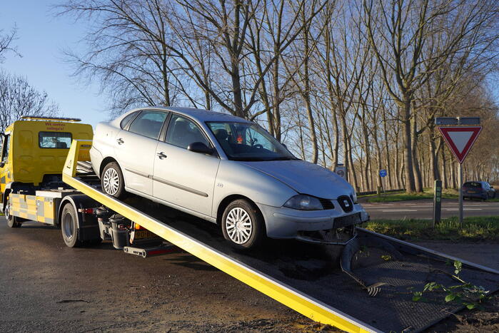 Twee man met auto de sloot in
