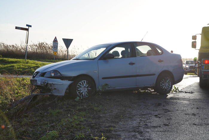 Twee man met auto de sloot in