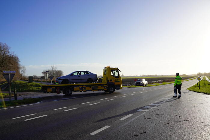 Twee man met auto de sloot in