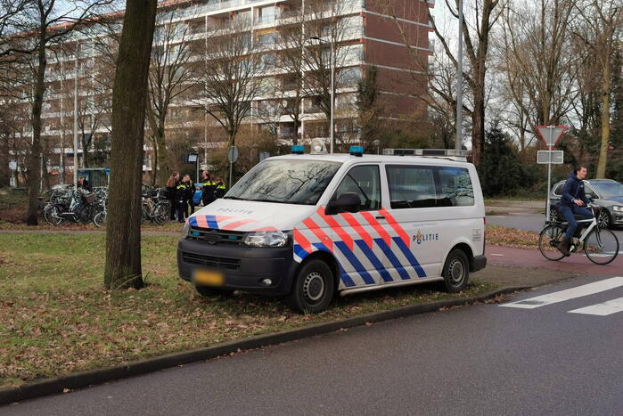 Vrouw op fiets aangereden bij oversteekplaats