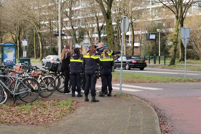 Vrouw op fiets aangereden bij oversteekplaats