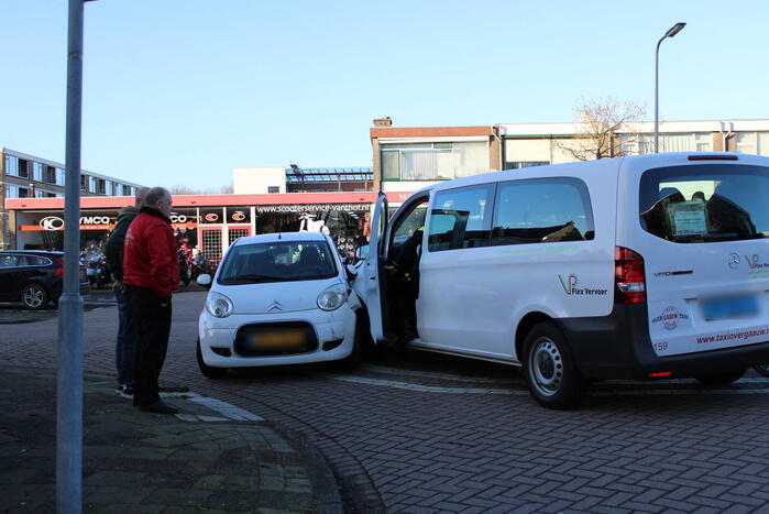 Taxi busje komt in botsing met auto