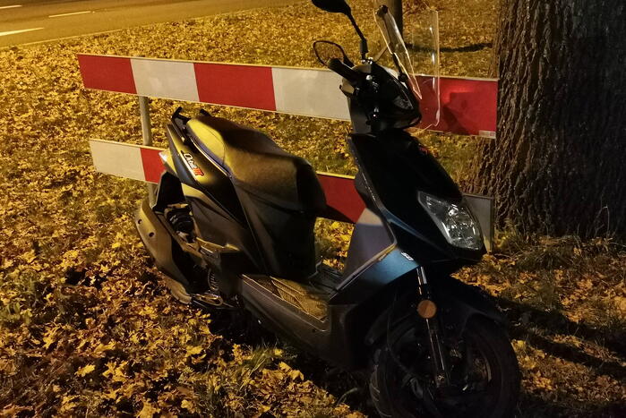 Scooterrijder en fietser frontaal in botsing