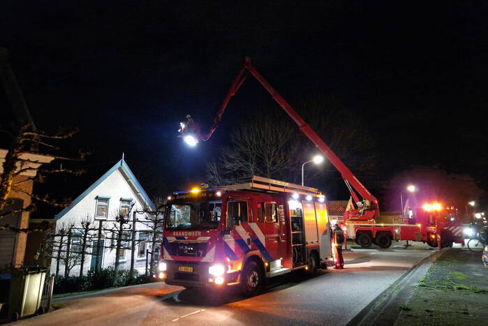Brandweer blust schoorsteenbrand