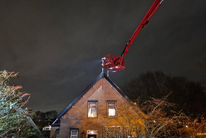 Brandweer blust schoorsteenbrand