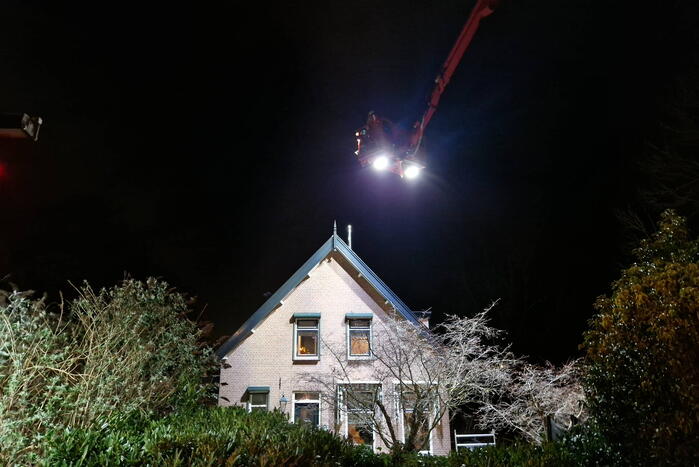 Brandweer blust schoorsteenbrand