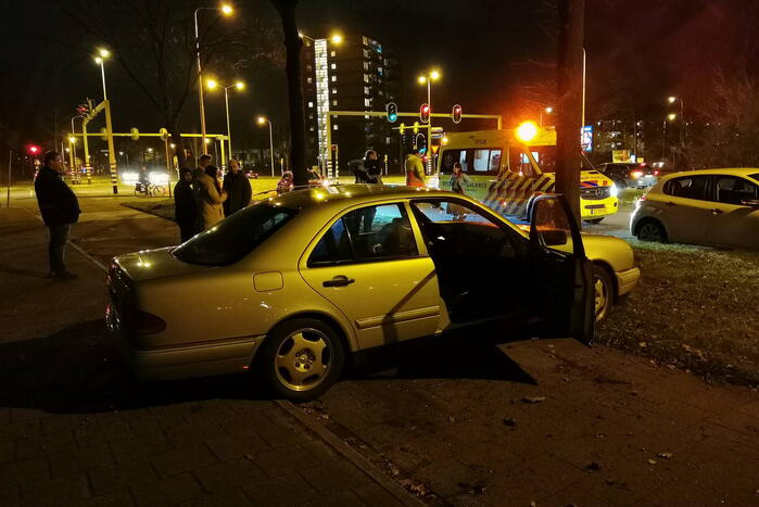 Auto raakt van weg en ramt boom