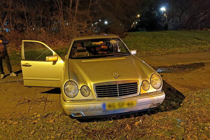 Auto raakt van weg en ramt boom