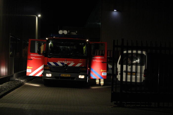 Container en kar vliegen in brand