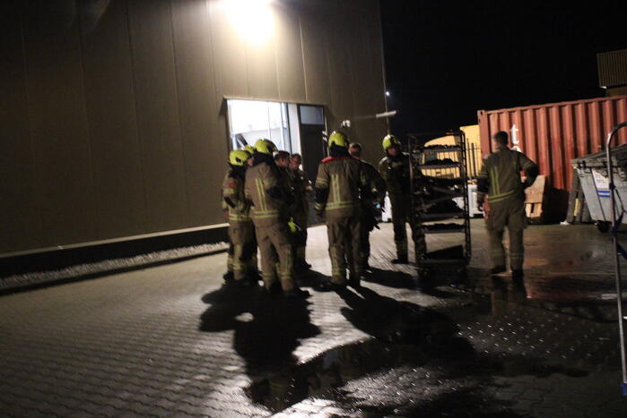 Container en kar vliegen in brand
