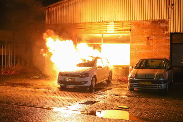 Uitslaande autobrand slaat over