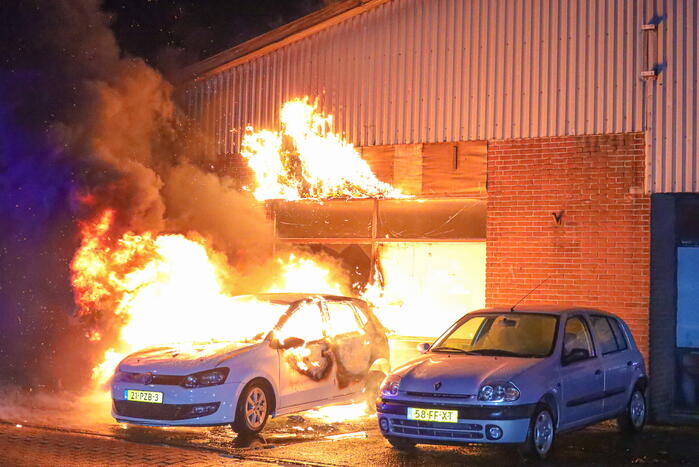 Uitslaande autobrand slaat over