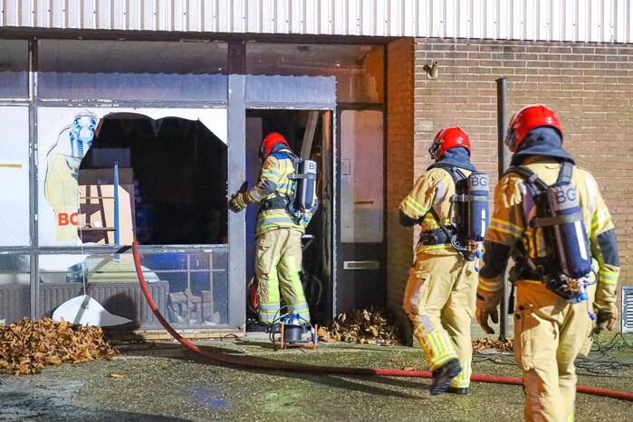 Uitslaande autobrand slaat over