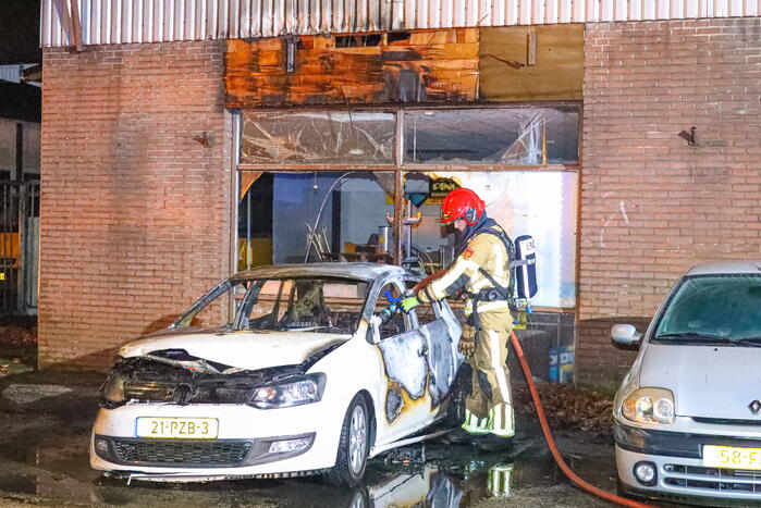 Uitslaande autobrand slaat over