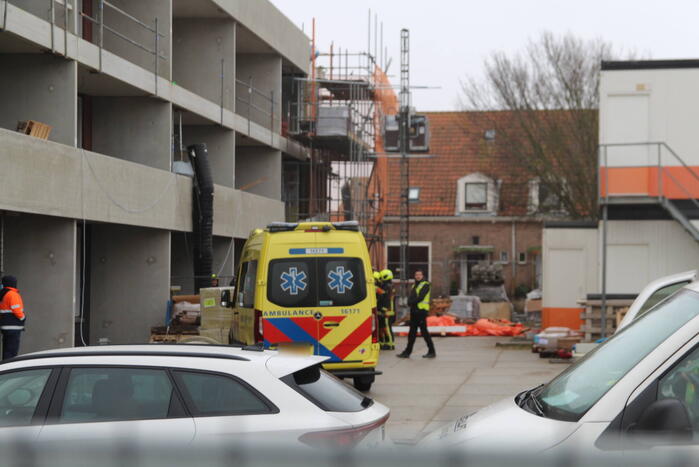 Persoon ernstig gewond na val in bouwcontainer