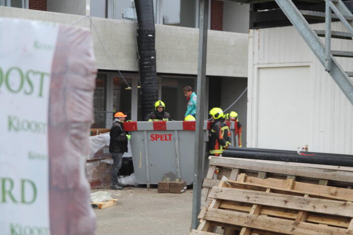 Persoon ernstig gewond na val in bouwcontainer