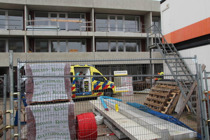 Persoon ernstig gewond na val in bouwcontainer