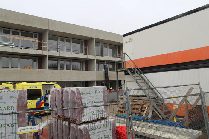 Persoon ernstig gewond na val in bouwcontainer
