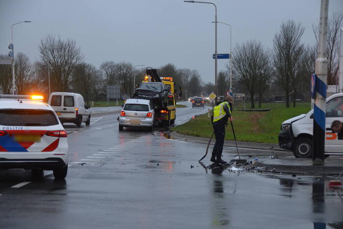 Flinke schade bij botsing tussen drie voertuigen