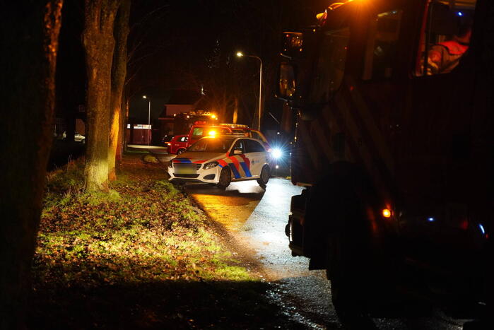 Brandweer doorzoekt sloot na auto te water