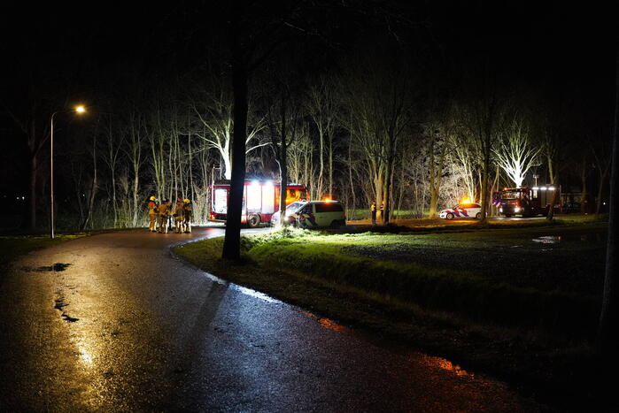 Brandweer doorzoekt sloot na auto te water