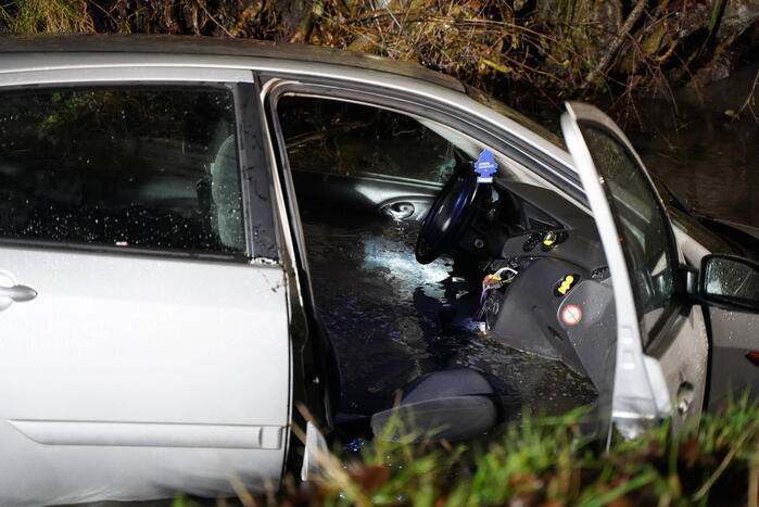 Brandweer doorzoekt sloot na auto te water