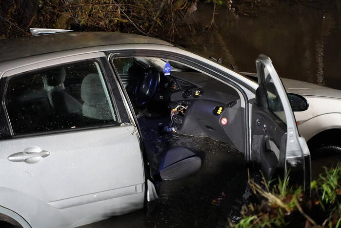 Brandweer doorzoekt sloot na auto te water