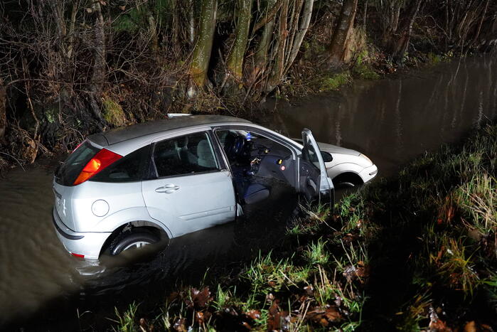 Brandweer doorzoekt sloot na auto te water