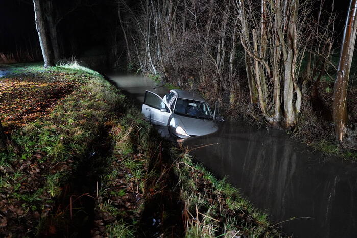 Brandweer doorzoekt sloot na auto te water