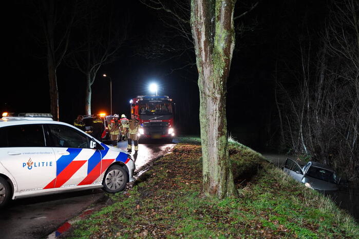 Brandweer doorzoekt sloot na auto te water
