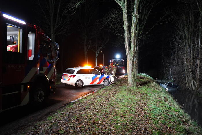 Brandweer doorzoekt sloot na auto te water