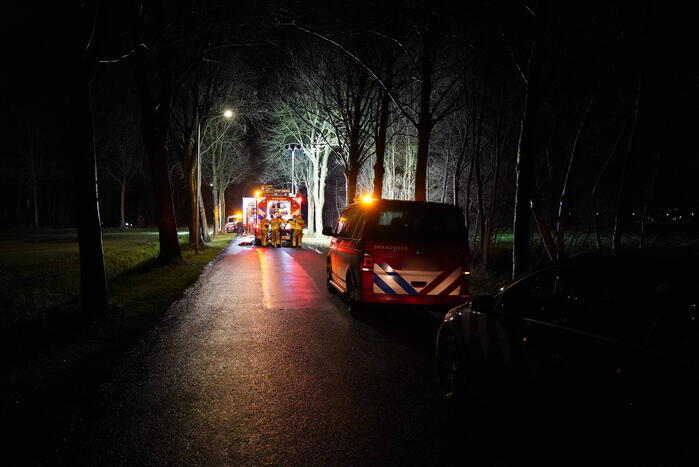 Brandweer doorzoekt sloot na auto te water