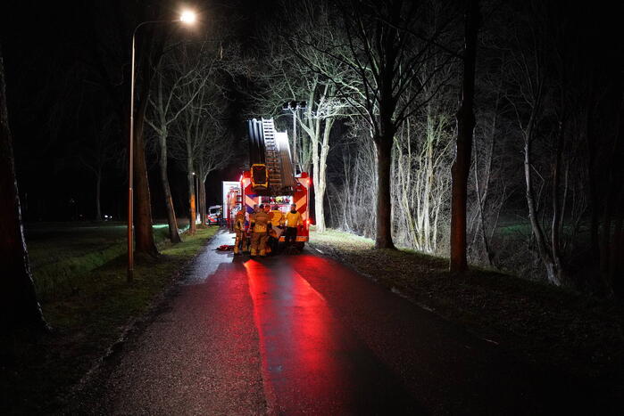 Brandweer doorzoekt sloot na auto te water