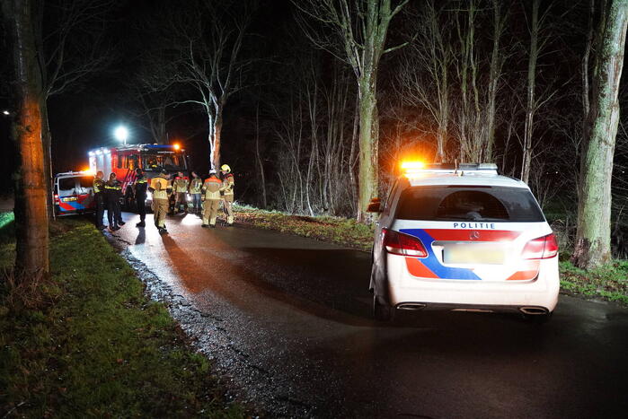 Brandweer doorzoekt sloot na auto te water