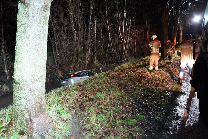 Brandweer doorzoekt sloot na auto te water