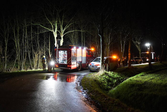 Brandweer doorzoekt sloot na auto te water