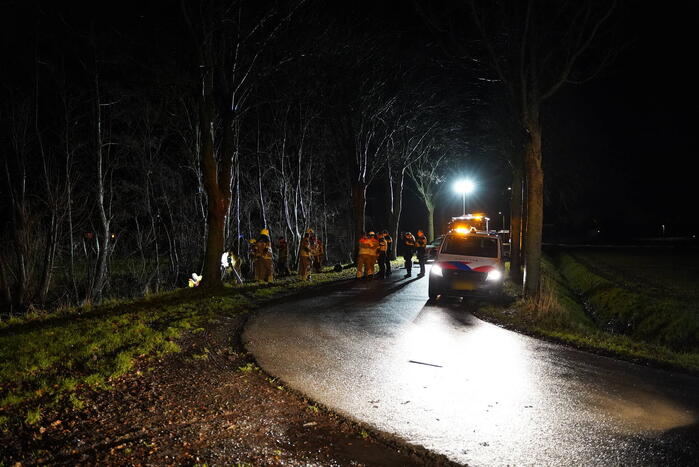 Brandweer doorzoekt sloot na auto te water