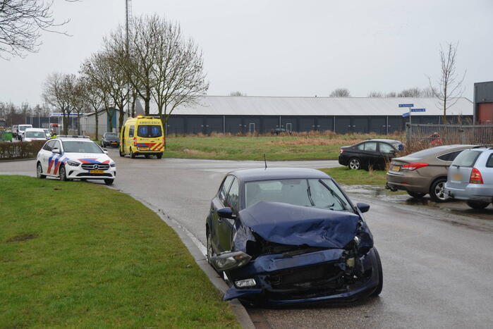 Flinke schade na botsing tussen twee personenwagens op kruising