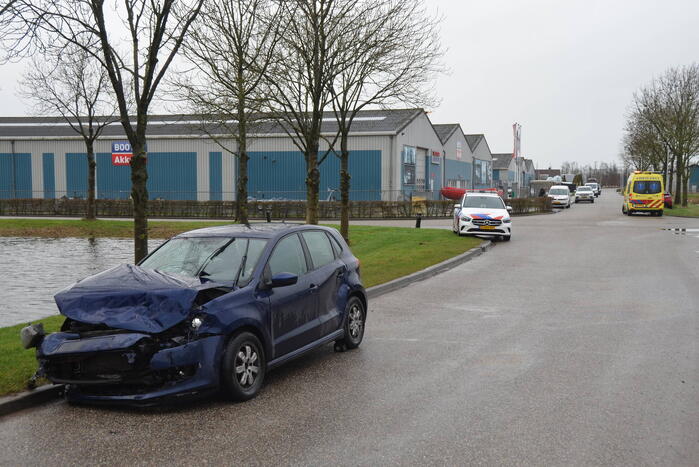 Flinke schade na botsing tussen twee personenwagens op kruising