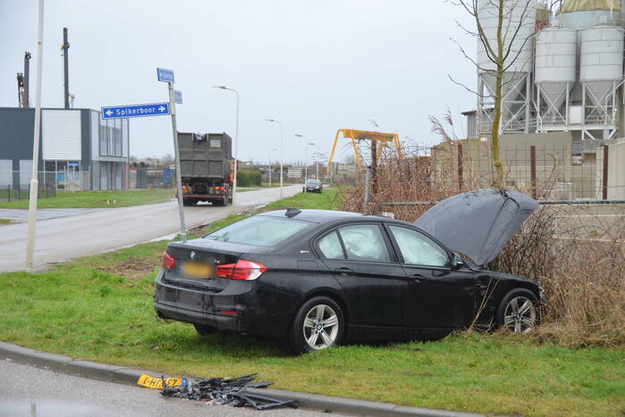 Flinke schade na botsing tussen twee personenwagens op kruising