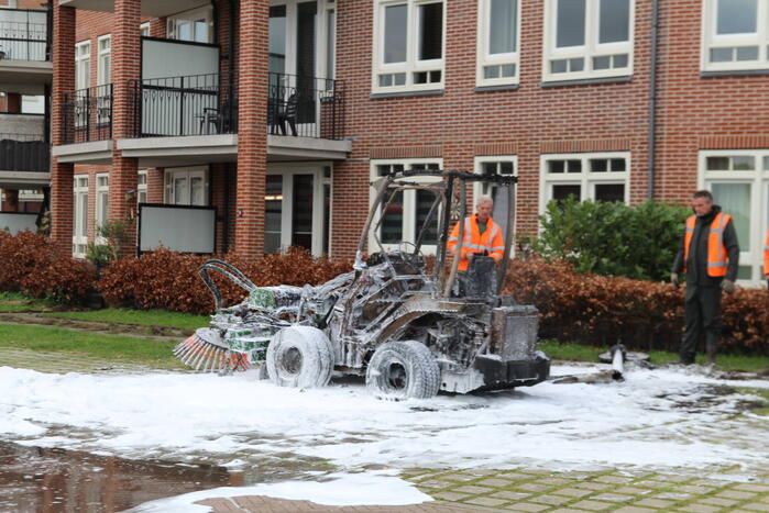 Veegmachine verwoest door uitslaande brand