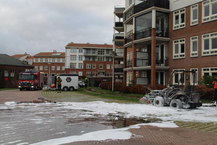 Veegmachine verwoest door uitslaande brand