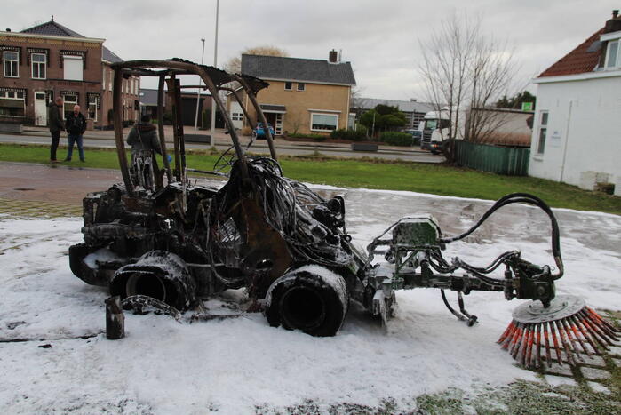 Veegmachine verwoest door uitslaande brand