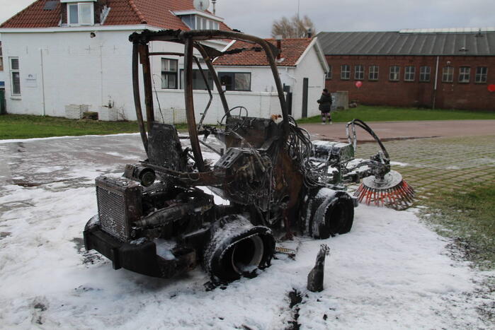 Veegmachine verwoest door uitslaande brand