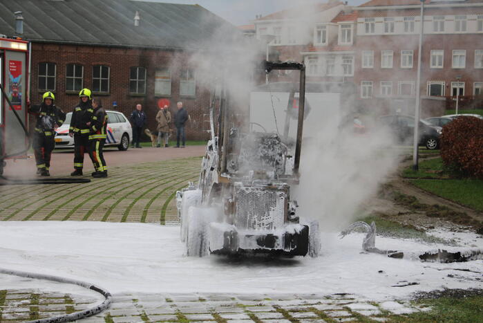 Veegmachine verwoest door uitslaande brand