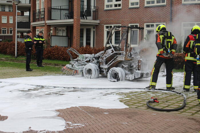 Veegmachine verwoest door uitslaande brand