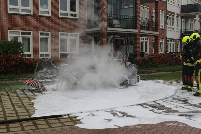 Veegmachine verwoest door uitslaande brand